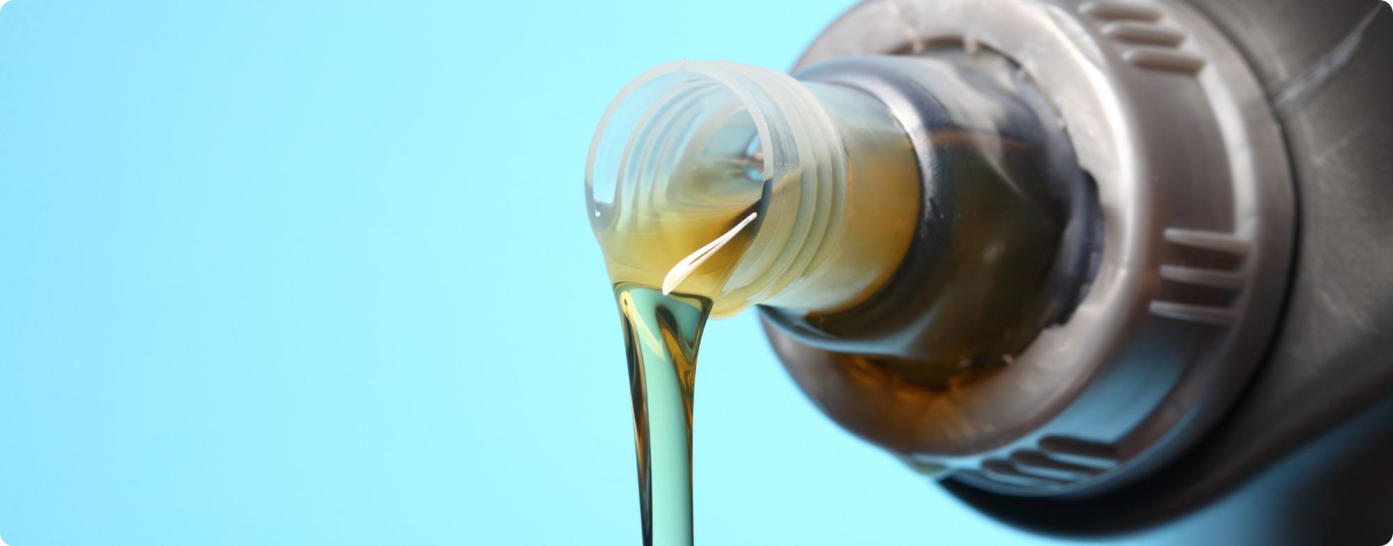 車検時のオイル交換は本当に必要？適切な交換時期や点検方法を解説